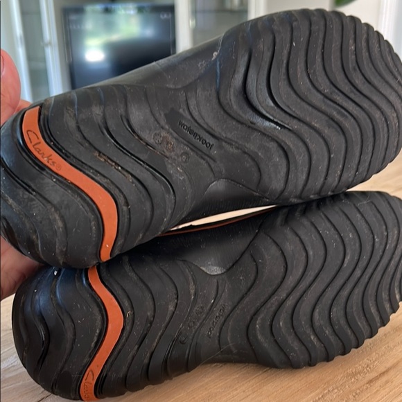 Clarks Brown and Black Athletic Shoes with Sturdy Rubber Sole - Picture 10 of 10